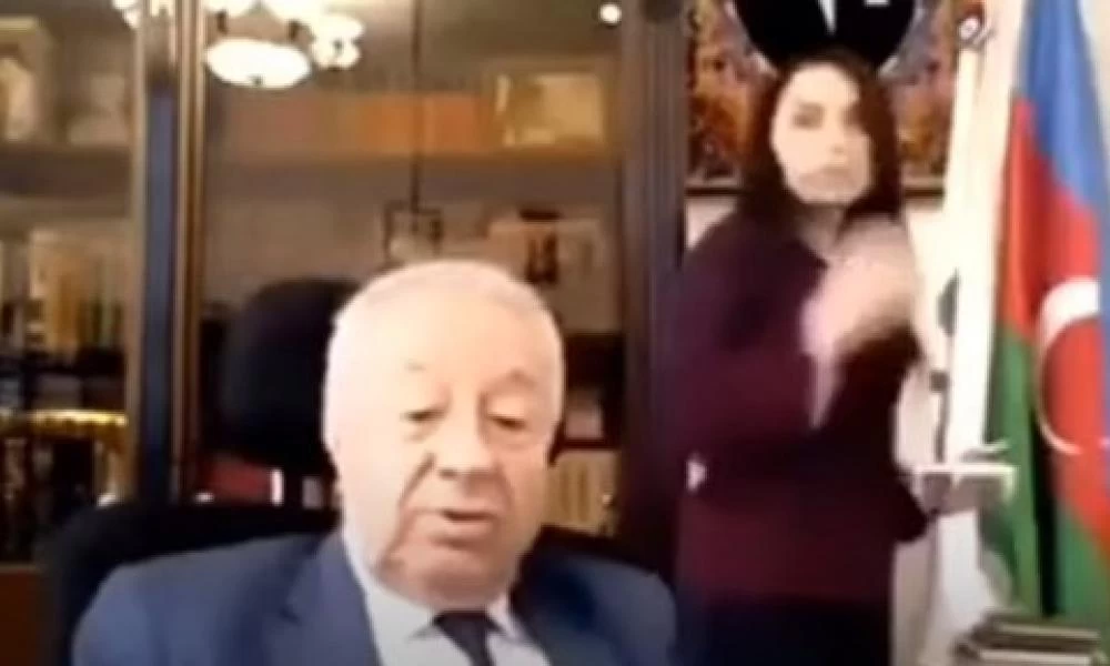 Αζέρος πρώην βουλευτής πιάστηκε On air να θωπεύει την συνεργάτιδα του